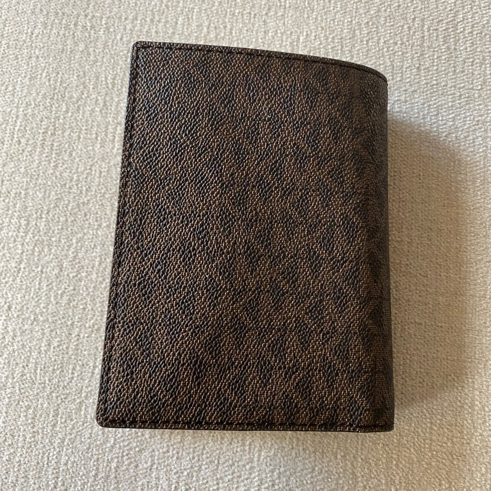 NWT Michael Kors MK Logo Passport Holder - Picture 3 of 3